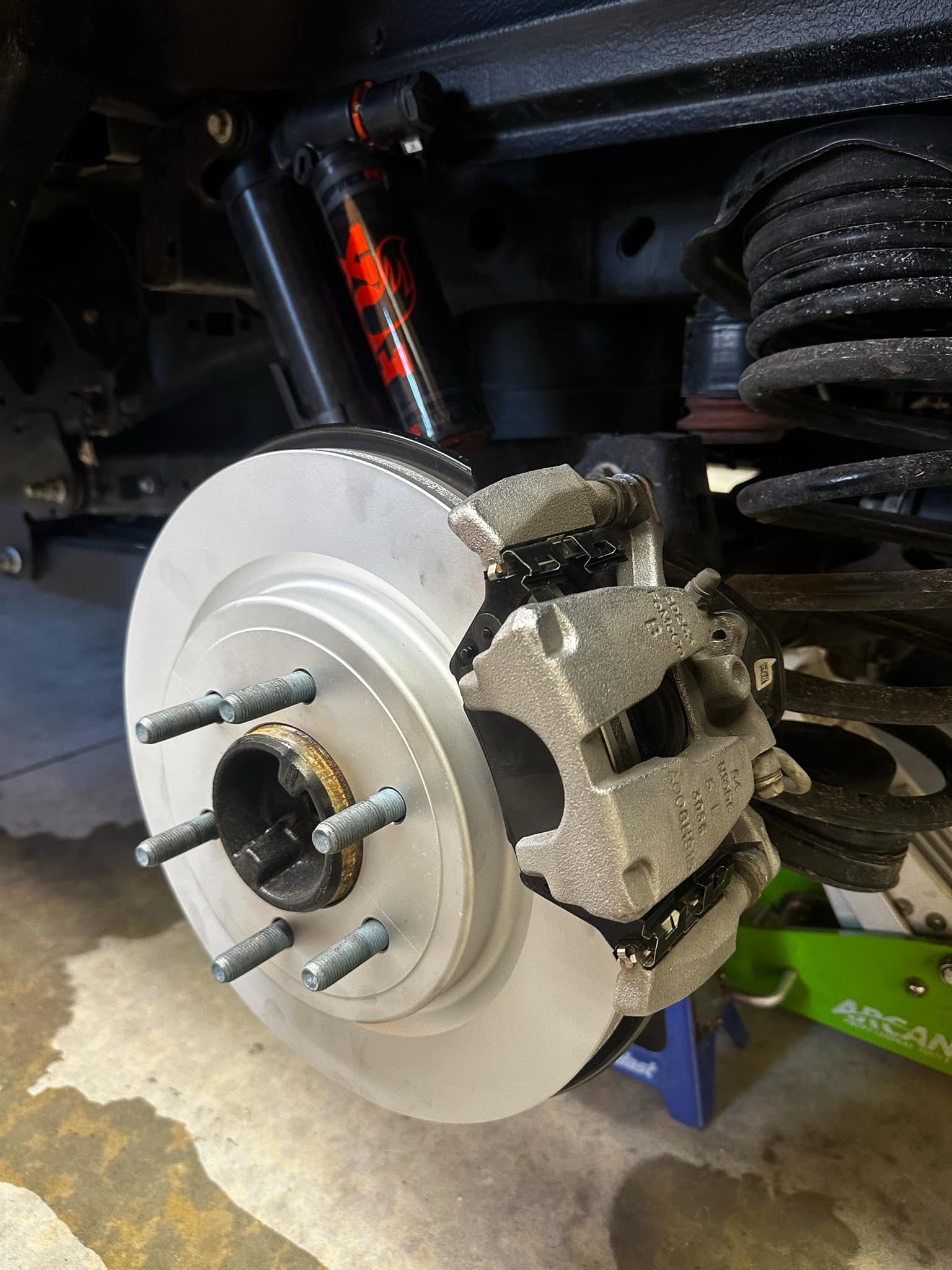 R1 Concepts Rear Brakes And Rotors Kit |Rear Brake Pads| Brake Rotors And Pads| Optimum OEp Brake Pads And Rotors | WHUN1-42036