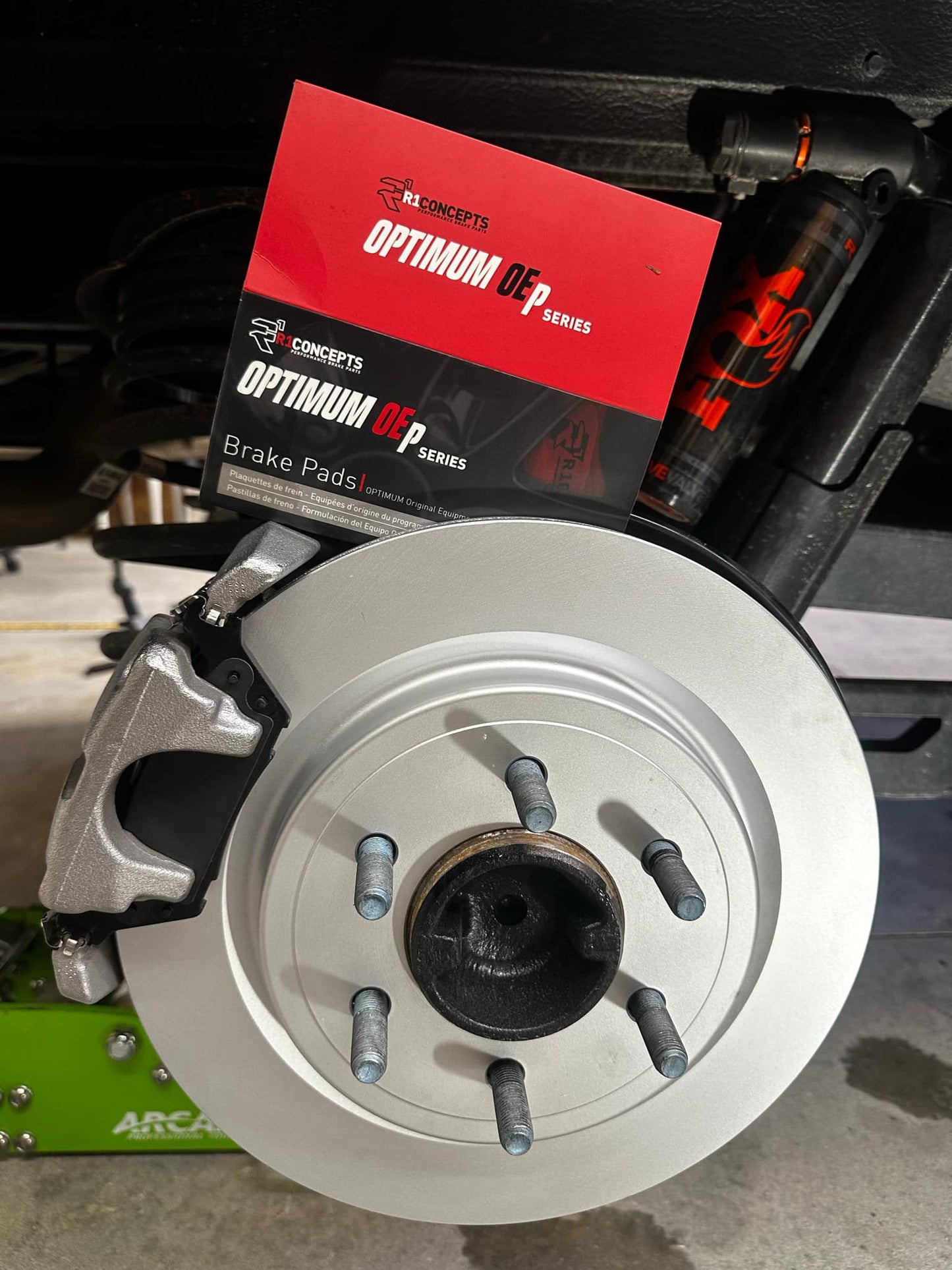 R1 Concepts Front Rear Brakes And Rotors Kit |Front Rear Brake Pads| Brake Rotors And Pads| Optimum OEp Brake Pads And Rotors WGUN2-54270